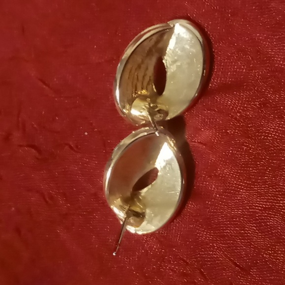 Enamel & rich gold tone pierced earrings. Vintage . 2 pairs - Picture 3 of 8